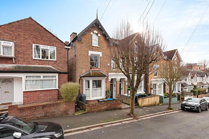 2 Bedroom Flat For Sale In Rockmount Road, London, SE19