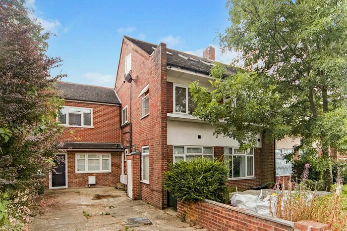 2 Bedroom Flat To Rent In Valleyfield Road, London, SW16