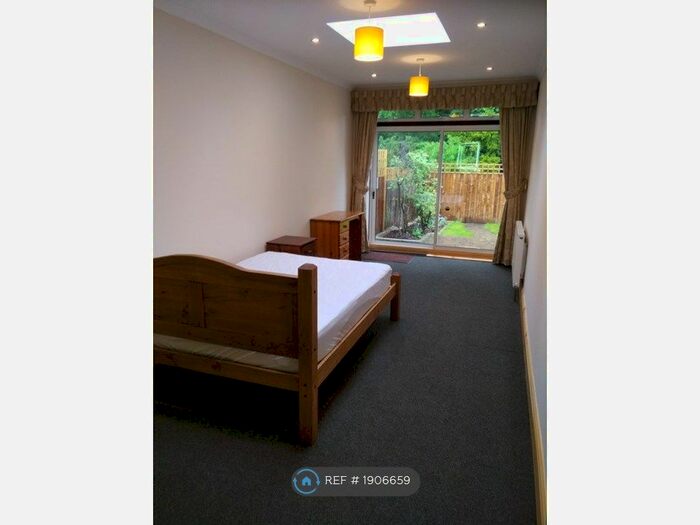 2 Bedroom Flat To Rent In Colindeep Lane, London, NW4