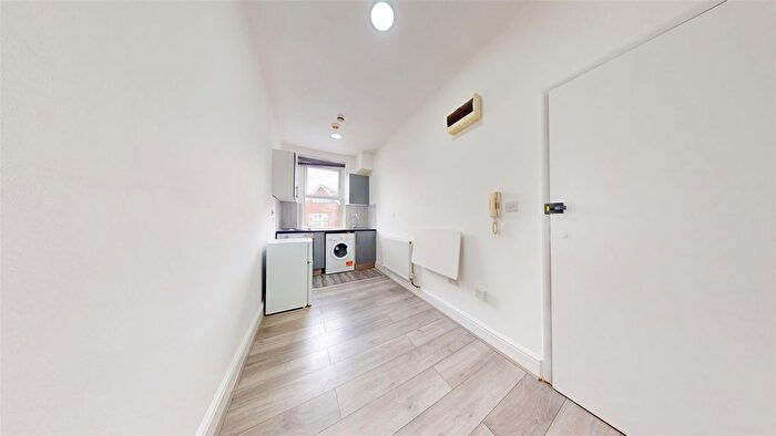 1 Bedroom Flat To Rent In Heathfield Park, Willesden Green, London, NW2