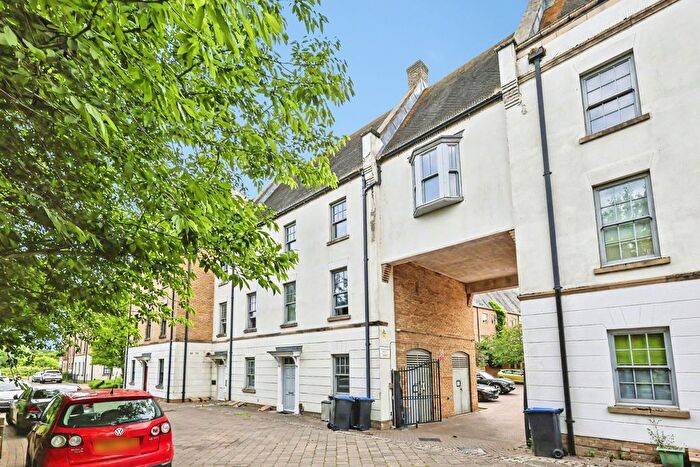 2 Bedroom Flat For Sale In Clickers Drive, Northampton, NN5