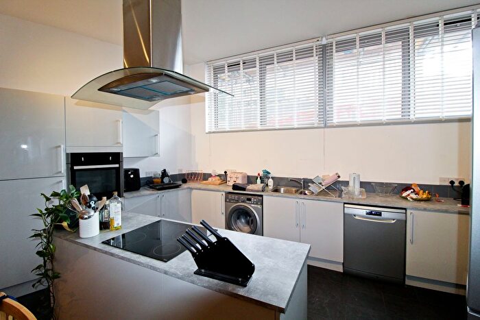 2 Bedroom Flat To Rent In Old Ford, E3