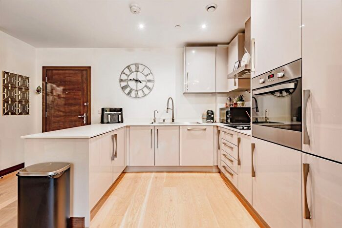 1 Bedroom Flat For Sale In Queens Road, East Grinstead, RH19
