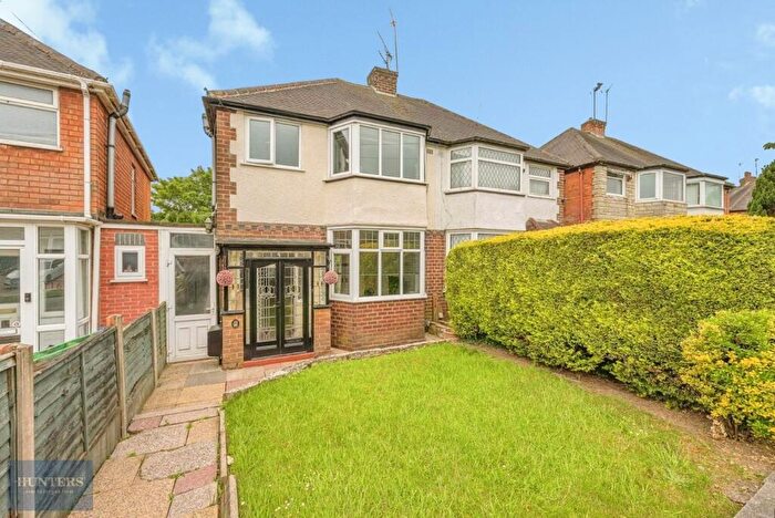 3 Bedroom Semi Detached House For Sale In Glyn Farm Road, Quinton, Birmingham, B32