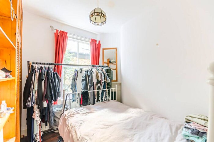 2 Bedroom Flat To Rent In Bedford Hill, Balham, London, SW12