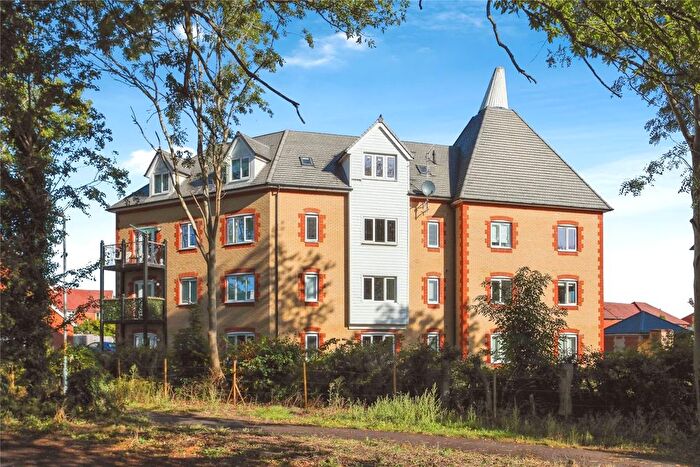 2 Bedroom Flat For Sale In Hops Close, Tonbridge, Kent, TN11