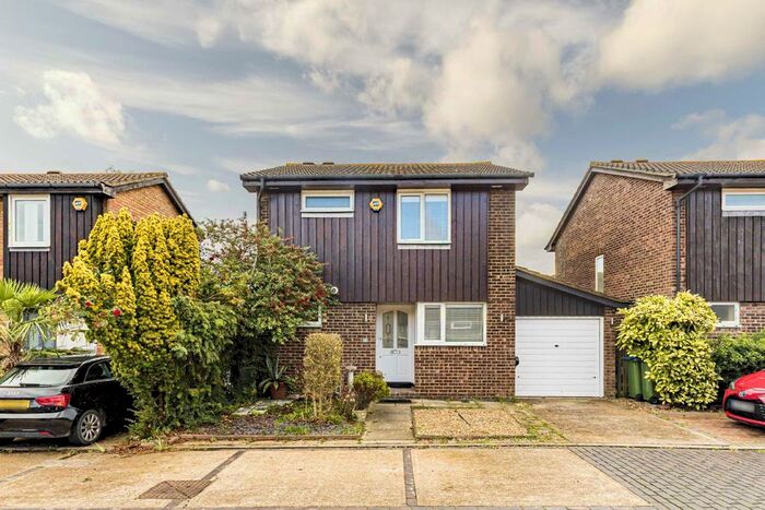 4 Bedroom Detached House To Rent In Morland Close, Hampton, TW12