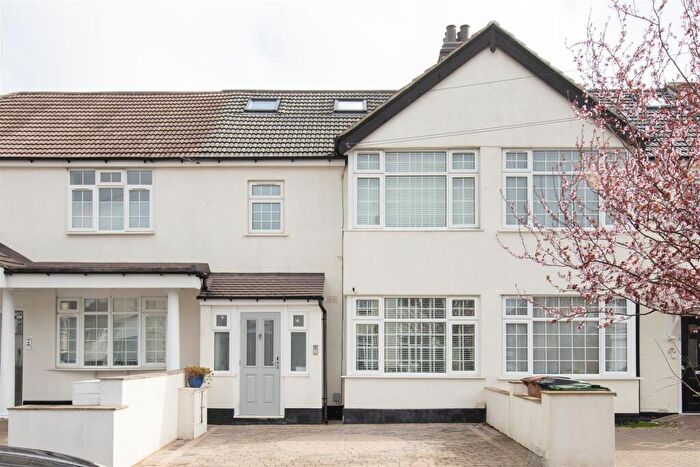 1 Bedroom Maisonette For Sale In Edward Avenue, Highams Park, E4