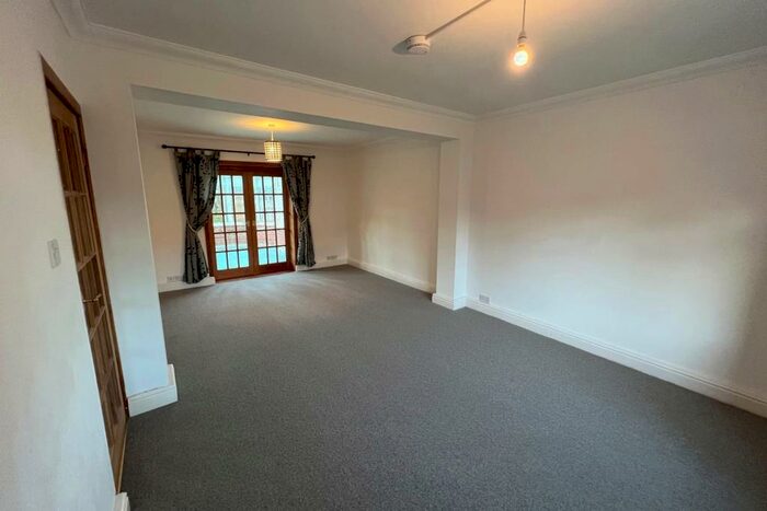 4 Bedroom Semi-Detached House To Rent In Wimborne, BH21