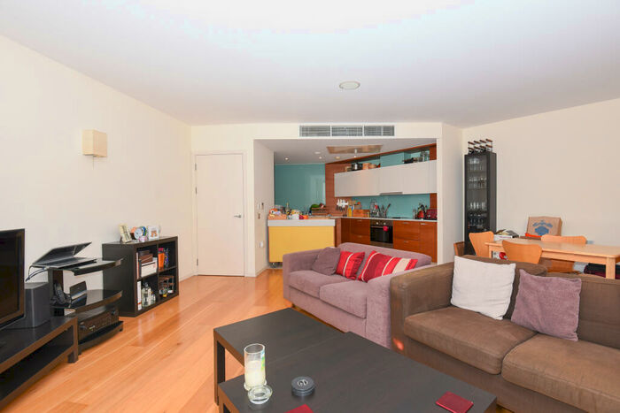2 Bedroom Apartment To Rent In Regency Court, South Woodford, E18