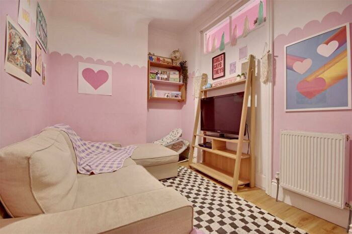 2 Bedroom Flat For Sale In Francis Avenue, Southsea, PO4