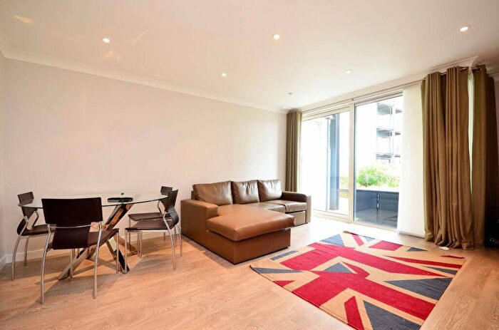 2 Bedroom Flat To Rent In Boardwalk Place, Canary Wharf, London, E14