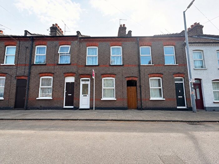 3 Bedroom Semi Detached House To Rent In Ridgway Road, Luton, Bedfordshire, LU2