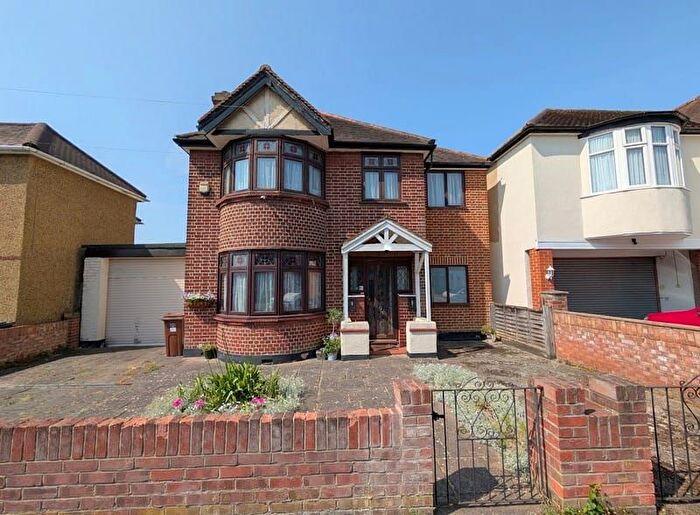 3 Bedroom Detached House For Sale In Warfield Road, Bedfont, TW14