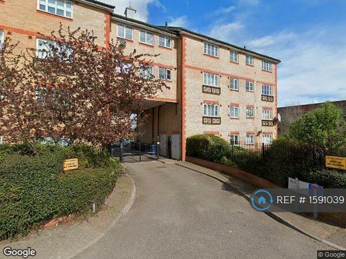 2 Bedroom Flat To Rent In Alice Close, London, EN5