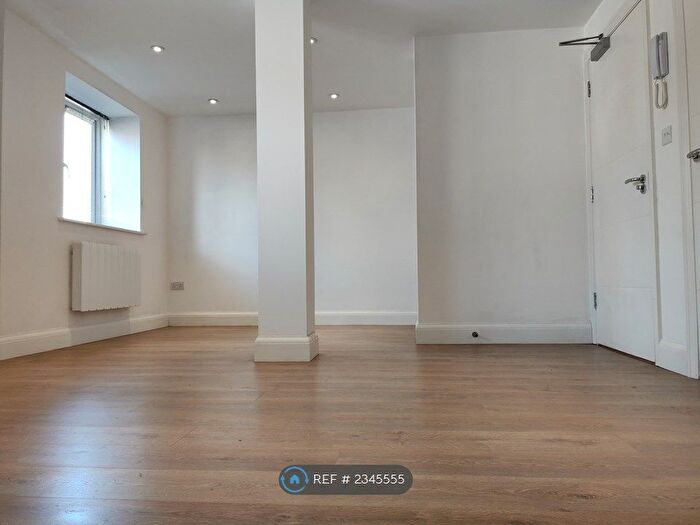 1 Bedroom Flat To Rent In Grayton House, Eastleigh, SO50