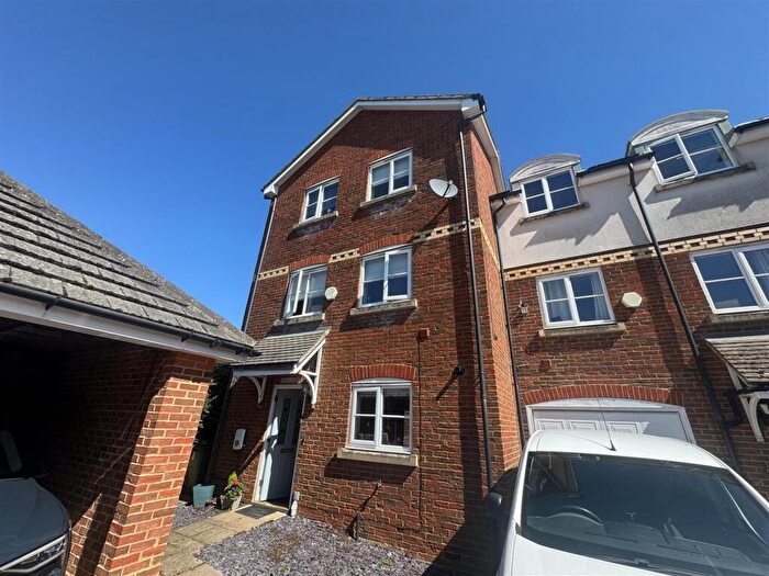4 Bedroom Semi-Detached House To Rent In Bosman Close, Maidstone, ME16
