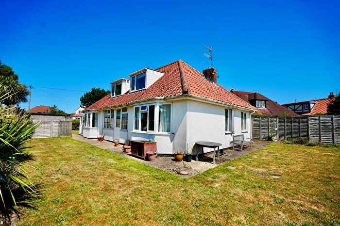 4 Bedroom Chalet For Sale In Cliff Drive, Cromer, NR27