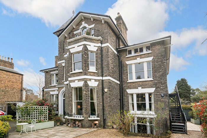 3 Bedroom Flat For Sale In St Johns Park, London, SE3