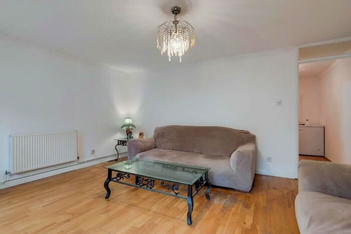 3 Bedroom End Of Terrace House To Rent In Callingham Close, Tower Hamlets, London, E14