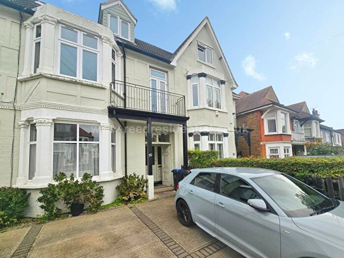 2 Bedroom Flat To Rent In Whitefriars Crescent, Westcliff On Sea, SS0