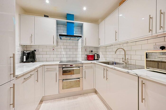 2 Bedroom Flat For Sale In Dominion Close, Hounslow, TW3