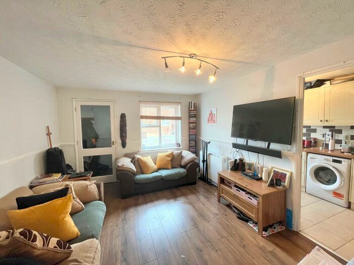 2 Bedroom Maisonette To Rent In Butteridges Close, RM9