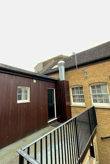 1 Bedroom Flat To Rent In High Street, Rochester, Kent, ME1