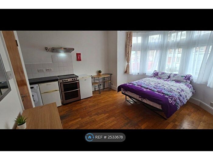 Studio To Rent In Green Lanes, London, N13