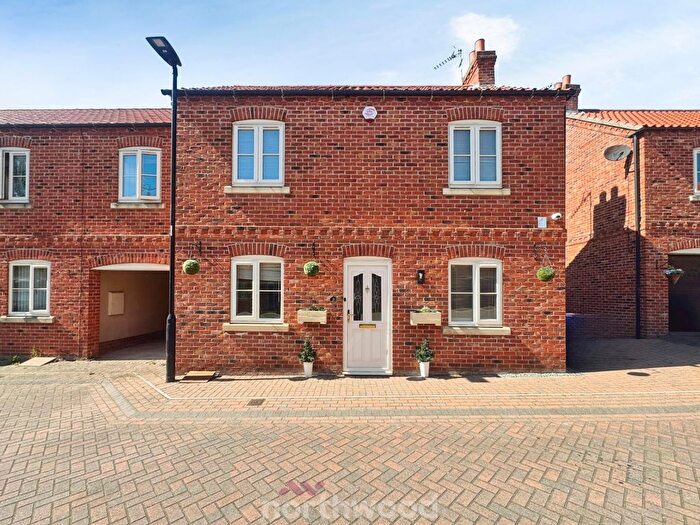 3 Bedroom Link Detached House For Sale In Waverley Court, Thorne, Doncaster, DN8