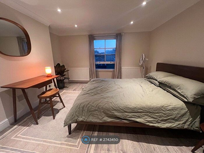 2 Bedroom Flat To Rent In Burdett Road, London, E14