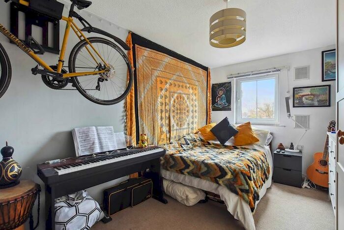 2 Bedroom Flat For Sale In Gladstone Road, London, W4