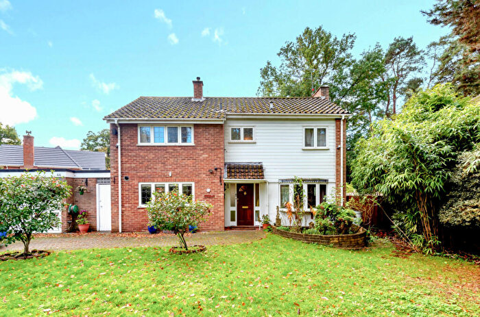 4 Bedroom Detached House For Sale In The Crescent, Farnborough, Hampshire, GU14