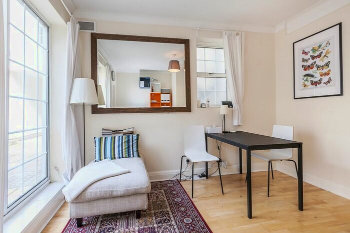 2 Bedroom Flat To Rent In Frobisher Court, Greenwich, SE10