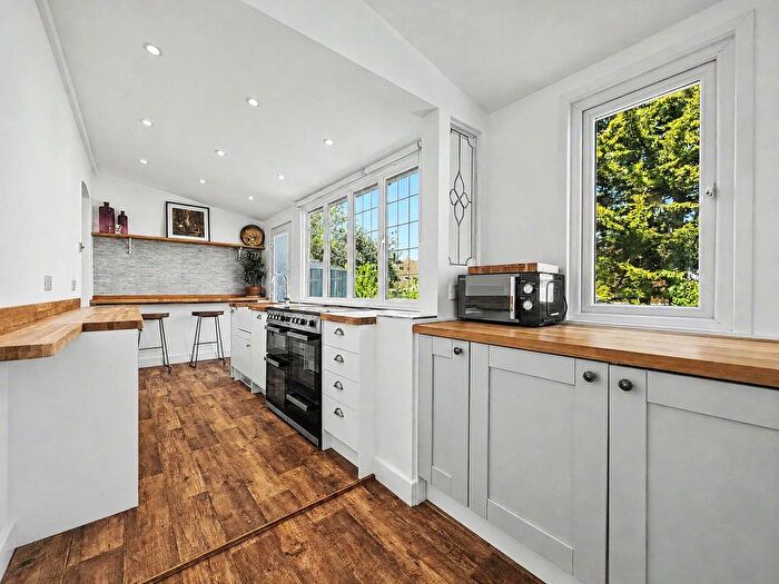 4 Bedroom Bungalow For Sale In Carlton Avenue, Gillingham, Kent, ME7