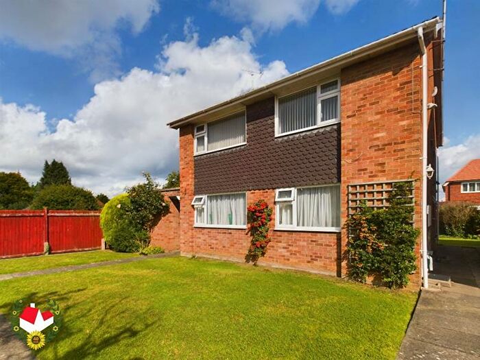 2 Bedroom Maisonette To Rent In Bijou Court, Kingsholm, GL1