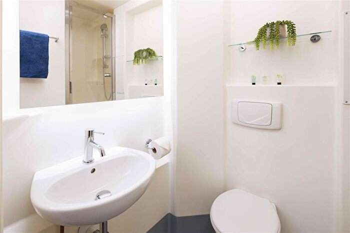 Studio To Rent In Calton Road, Edinburgh, EH8