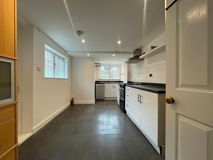 2 Bedroom Flat To Rent In Bolingbroke Road, London, W14