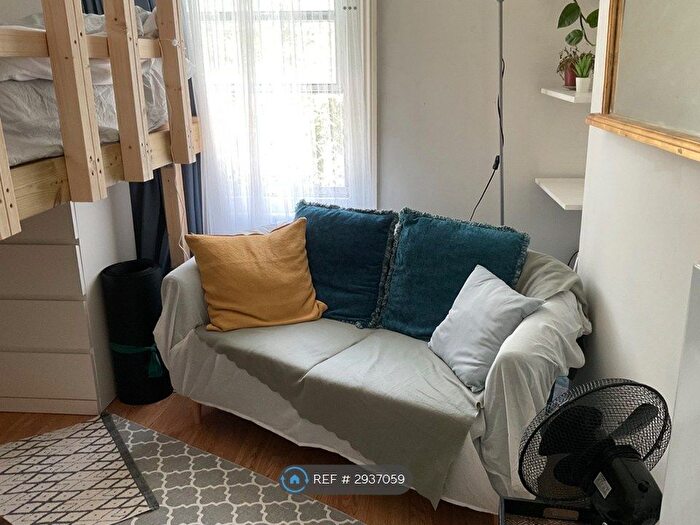 Studio To Rent In Bulwer Street, London, W12