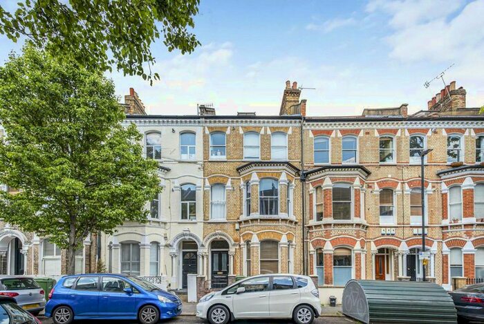 3 Bedroom Flat To Rent In St. Luke's Avenue, London, SW4