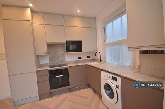 2 Bedroom Flat To Rent In Lyndhurst Court, London, SE25