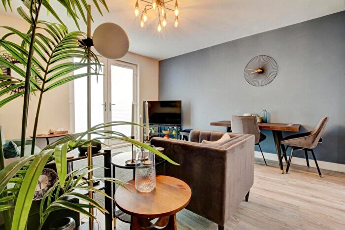 2 Bedroom Apartment For Sale In Colombo Square, Worsdell Drive, Gateshead, NE8