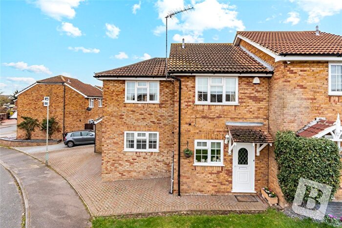 3 Bedroom Semi Detached House For Sale In Lisle Close, Gravesend, Kent, DA12