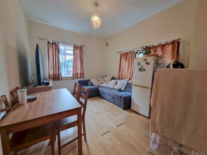 1 Bedroom Maisonette To Rent In Ravensbury Road, Earlsfield, London, SW18