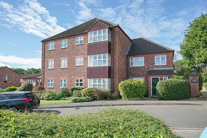 2 Bedroom Flat For Sale In Harvest Court, Harvesters, St. Albans, AL4