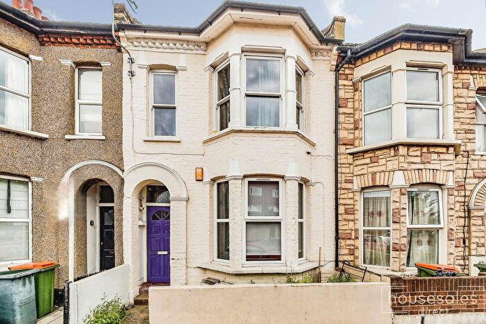 1 Bedroom Town House For Sale In Vicarage Lane, London, E15