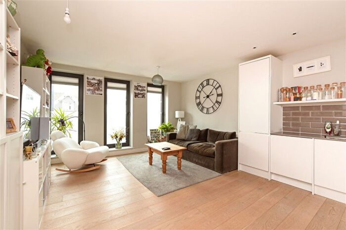 2 Bedroom Flat For Sale In High Street, Dorking, Surrey, RH4