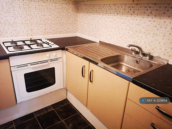 3 Bedroom Flat To Rent In The Square, Bracknell, RG12