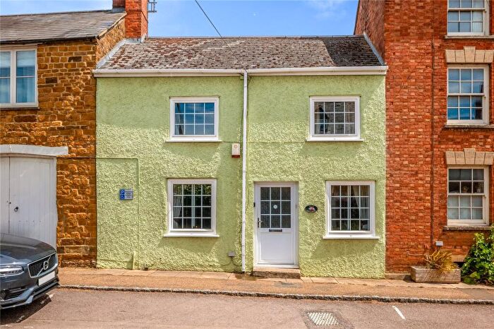 3 Bedroom Terraced House For Sale In High Street, Deddington, Oxon, OX15