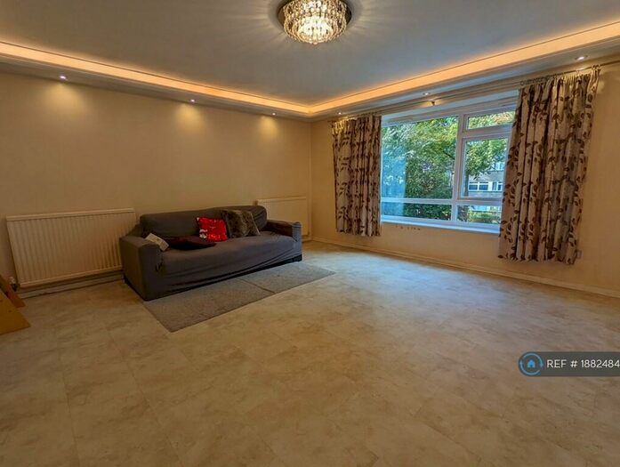 2 Bedroom Flat To Rent In Christchurch Park, Sutton, SM2